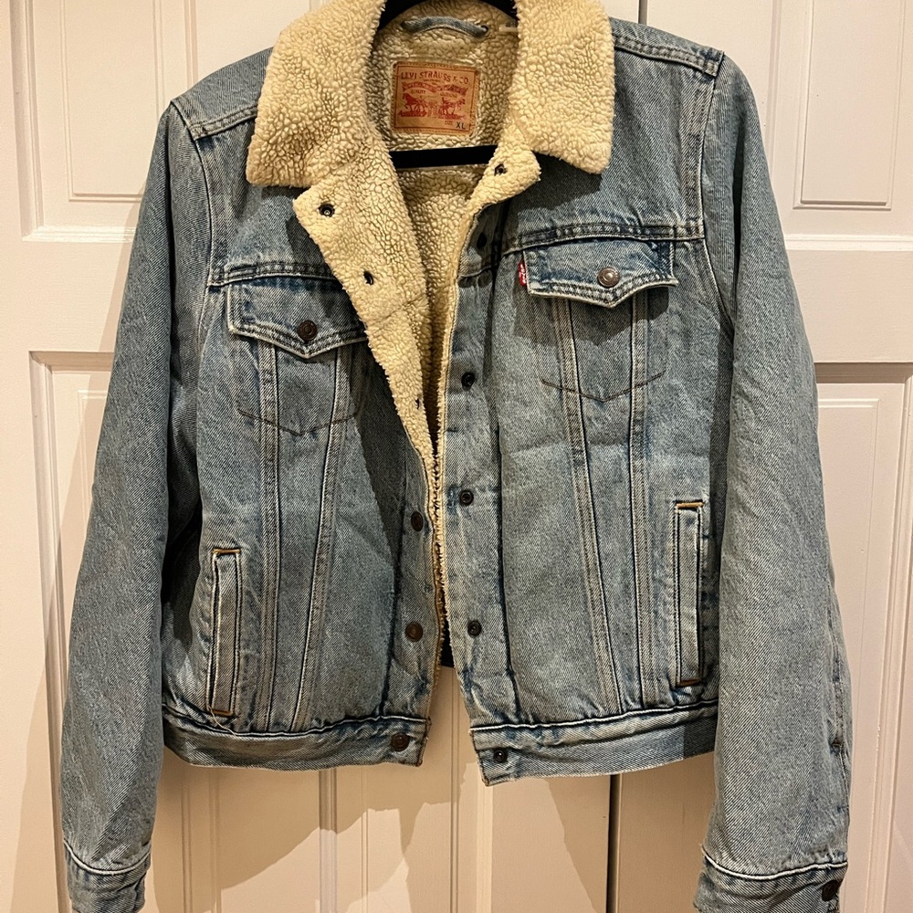 Levi's Women’s Light Blue Denim Jacket with Cream Sherpa Lining
